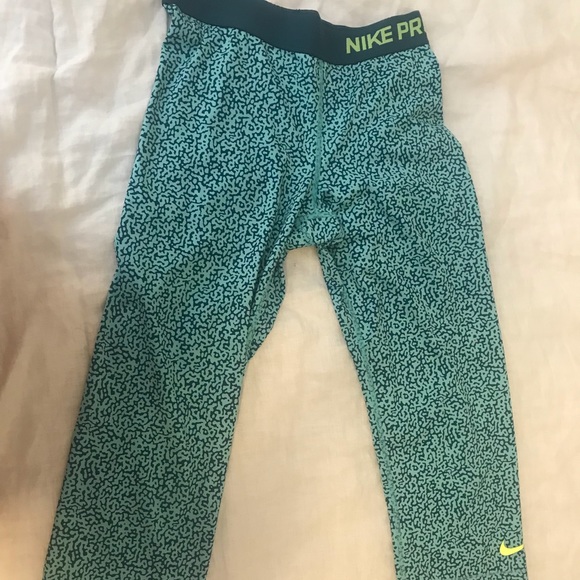 Nike Pants - Nike Pro capri leggings